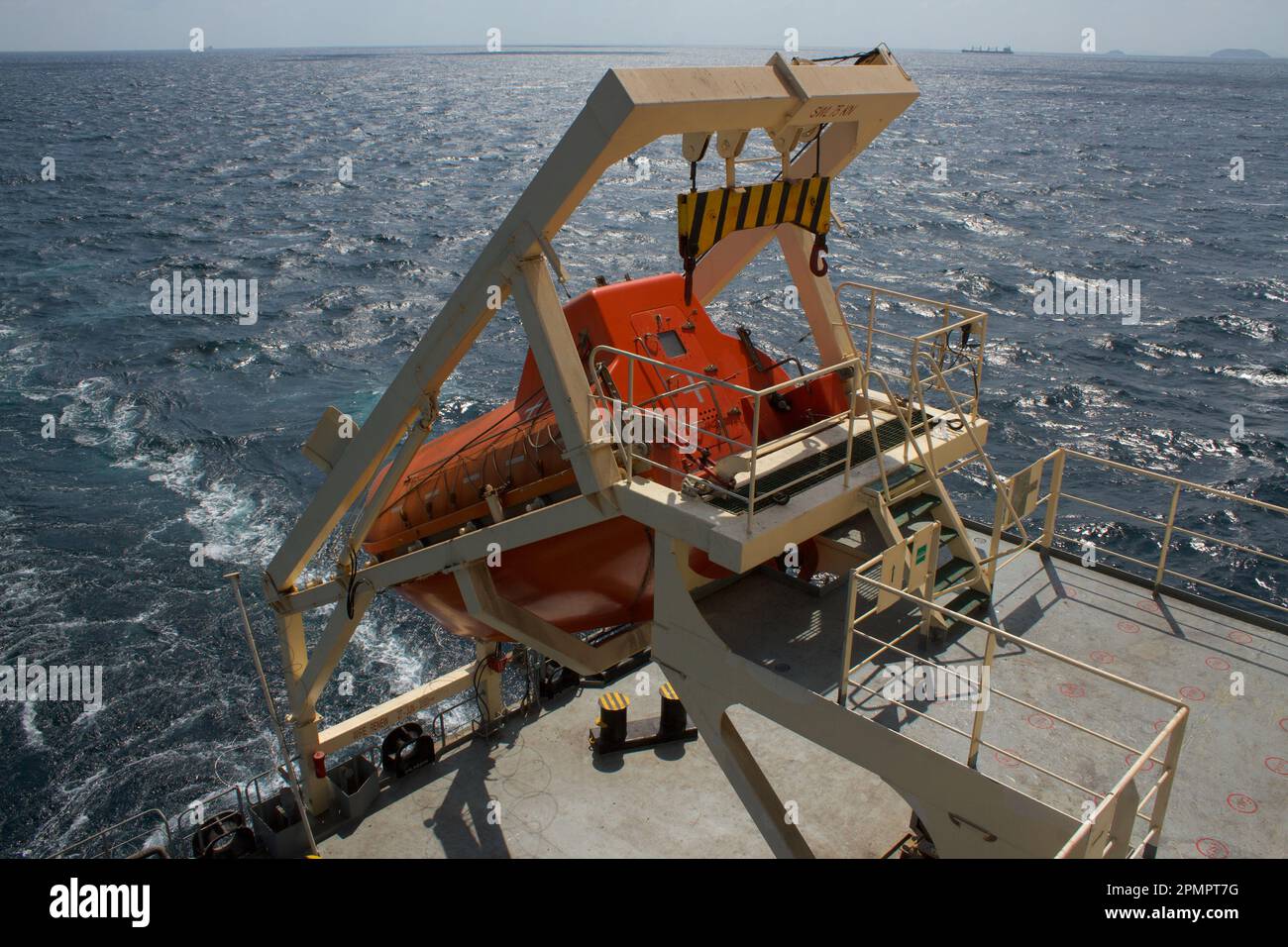 Blick auf ein auf dem Bootsdeck gesichertes Handelsschiff Stockfoto