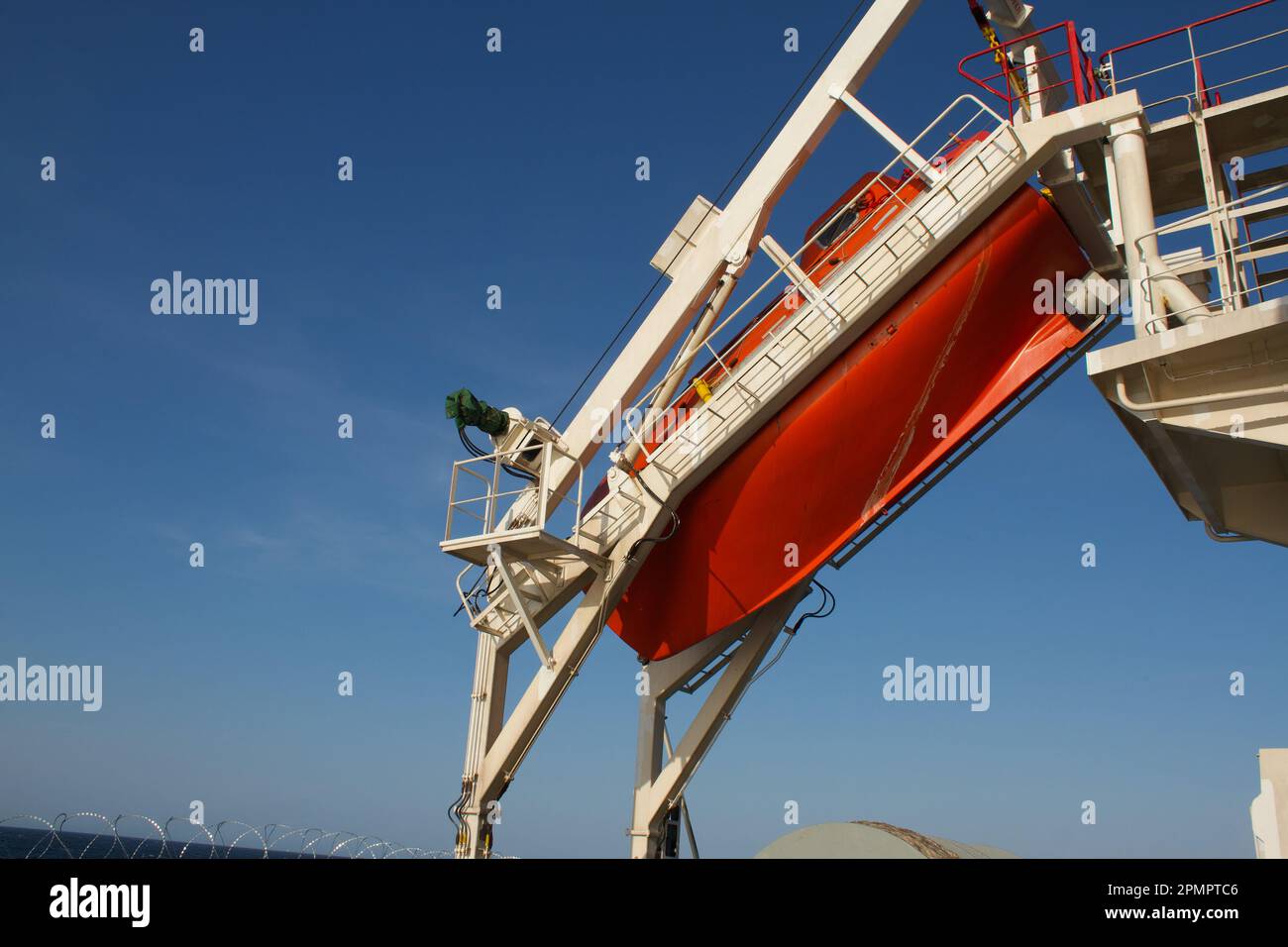 Blick auf ein auf dem Bootsdeck gesichertes Handelsschiff Stockfoto