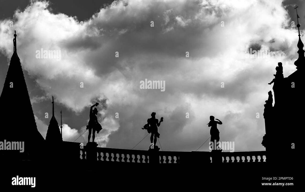 Das Landwirtschaftsmuseum hat eine Reihe von Silhouetten auf dem Dach, die auf dem Bild zu sehen sind Stockfoto