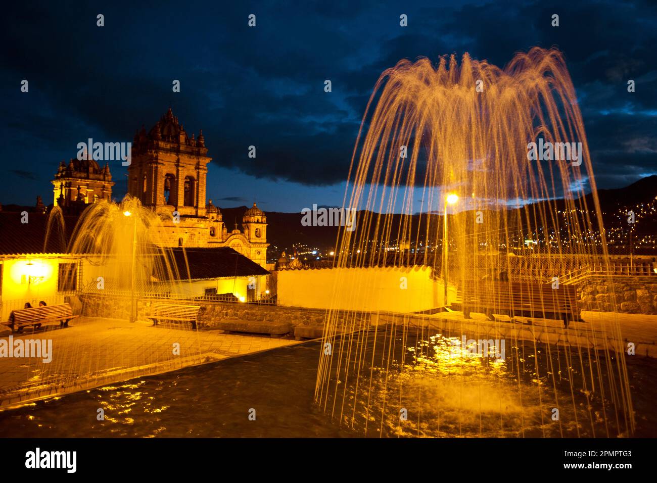 Brunnen und Kathedrale in Cuzco bei Nacht; Cuzco, Peru Stockfoto
