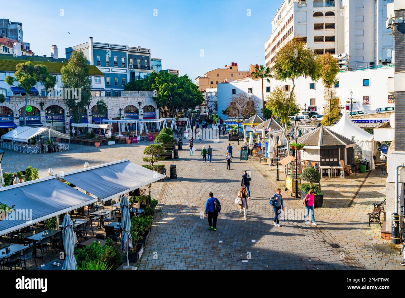 GIBRALTAR, Großbritannien - 10. MÄRZ 2023: Blick auf den Grand Casemates Square in der Stadt Gibraltar. Gibraltar ist ein britisches Überseegebiet Stockfoto