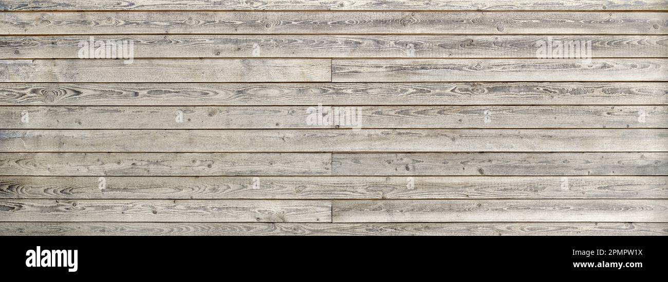 Gereifte graue Holzwand aus horizontalen Brettern mit intensiver Körnung Stockfoto