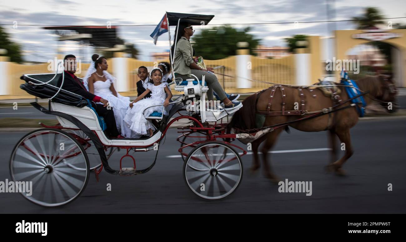 Die Hochzeitsfeier wird mit einer Pferdekutsche entlang des Malecon in Cienfuegos, Kuba, gefeiert Stockfoto
