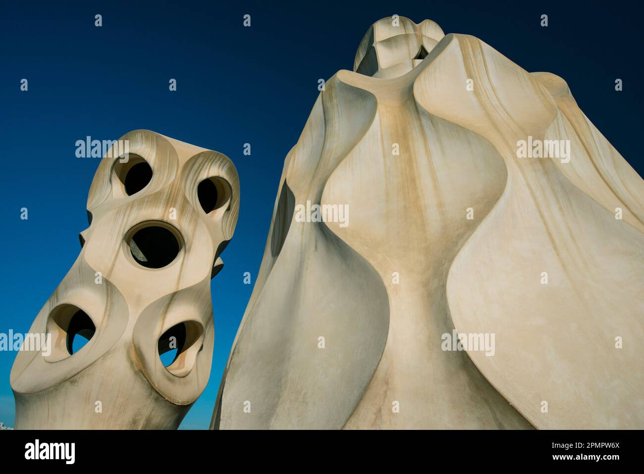 Schornsteine als abstrakte Skulpturen von Gaudi auf dem Dach der Casa Mila, auch bekannt als La Pedrera; Barcelona, Spanien Stockfoto