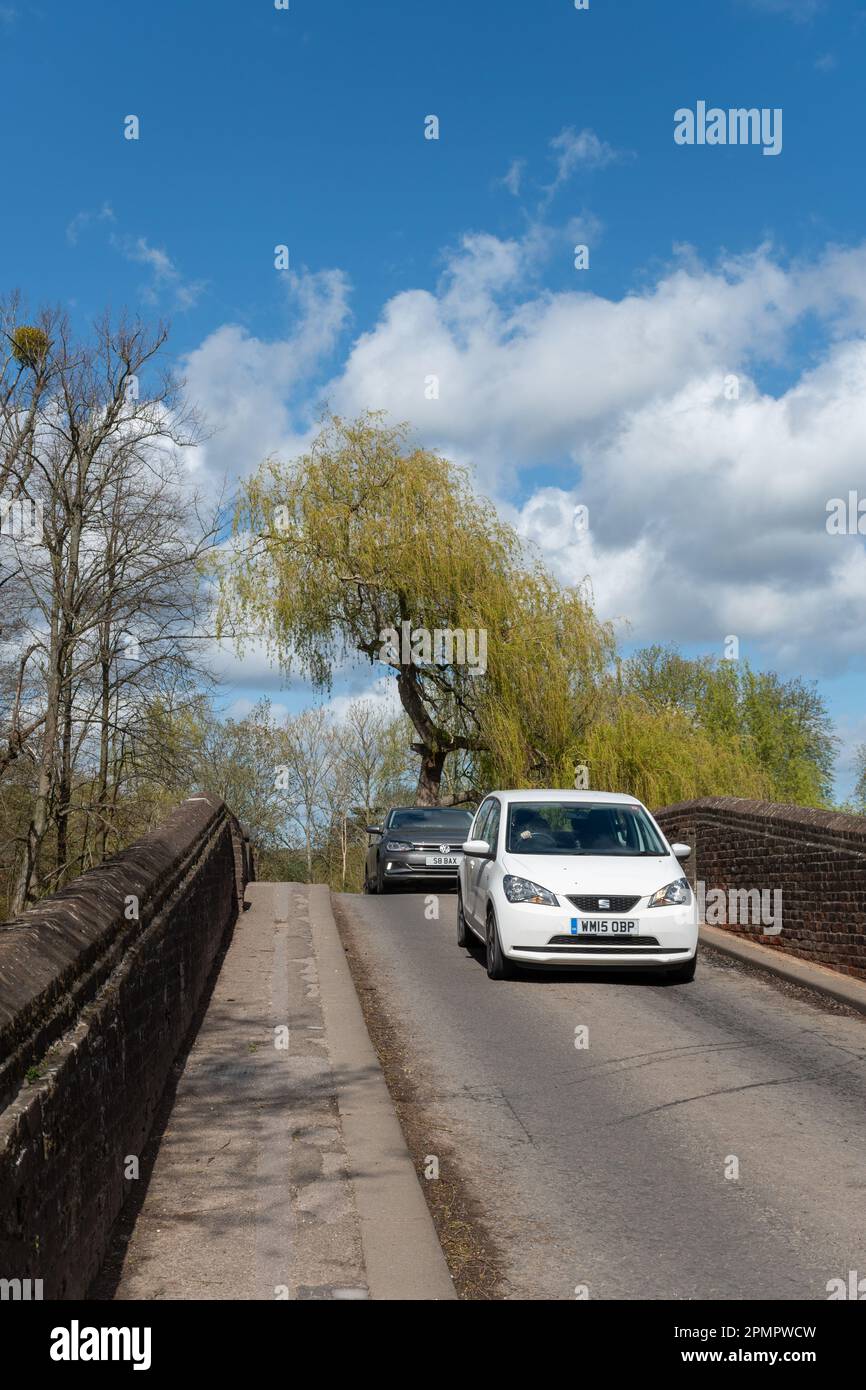 Autos, die über die 18. Century Sonning Bridge in Sonning-on-Thames, Berkshire, England, fahren Stockfoto
