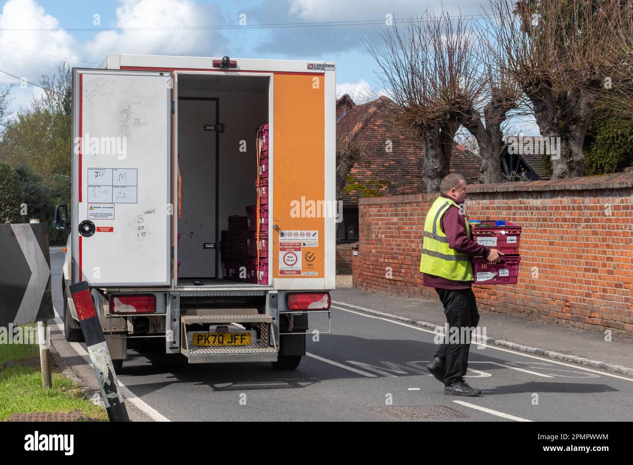 Ein Lieferwagen von Sainsbury mit dem Fahrer, der Lebensmittel zu einem Haus im Dorf Sonning-on-Thames in Berkshire, England, bringt Stockfoto