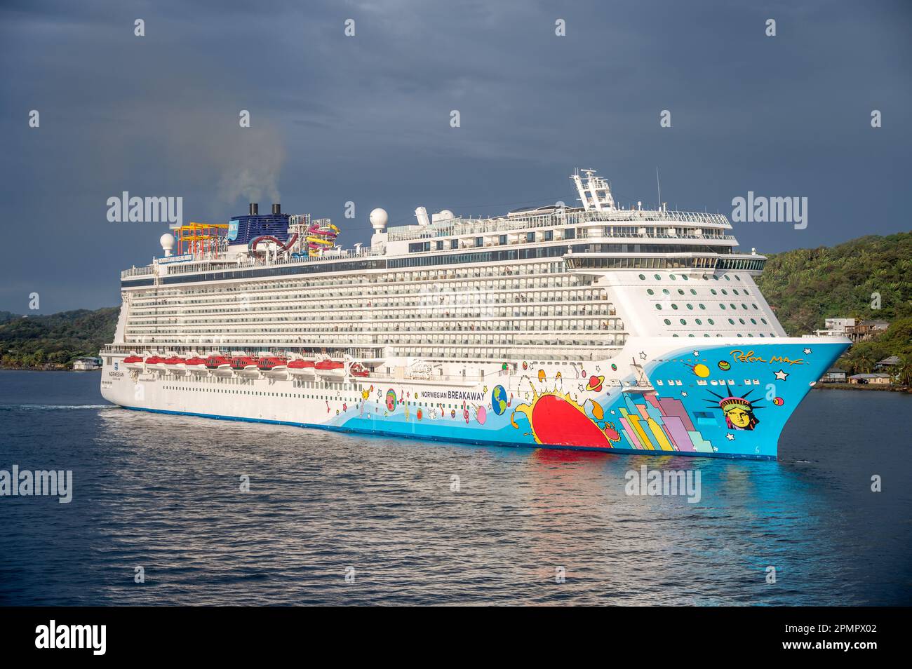 Roatan, Honduras - 30. März 2023: Kreuzfahrtschiff Norwegian Breakaway fährt in den Hafen von Roatan. Stockfoto