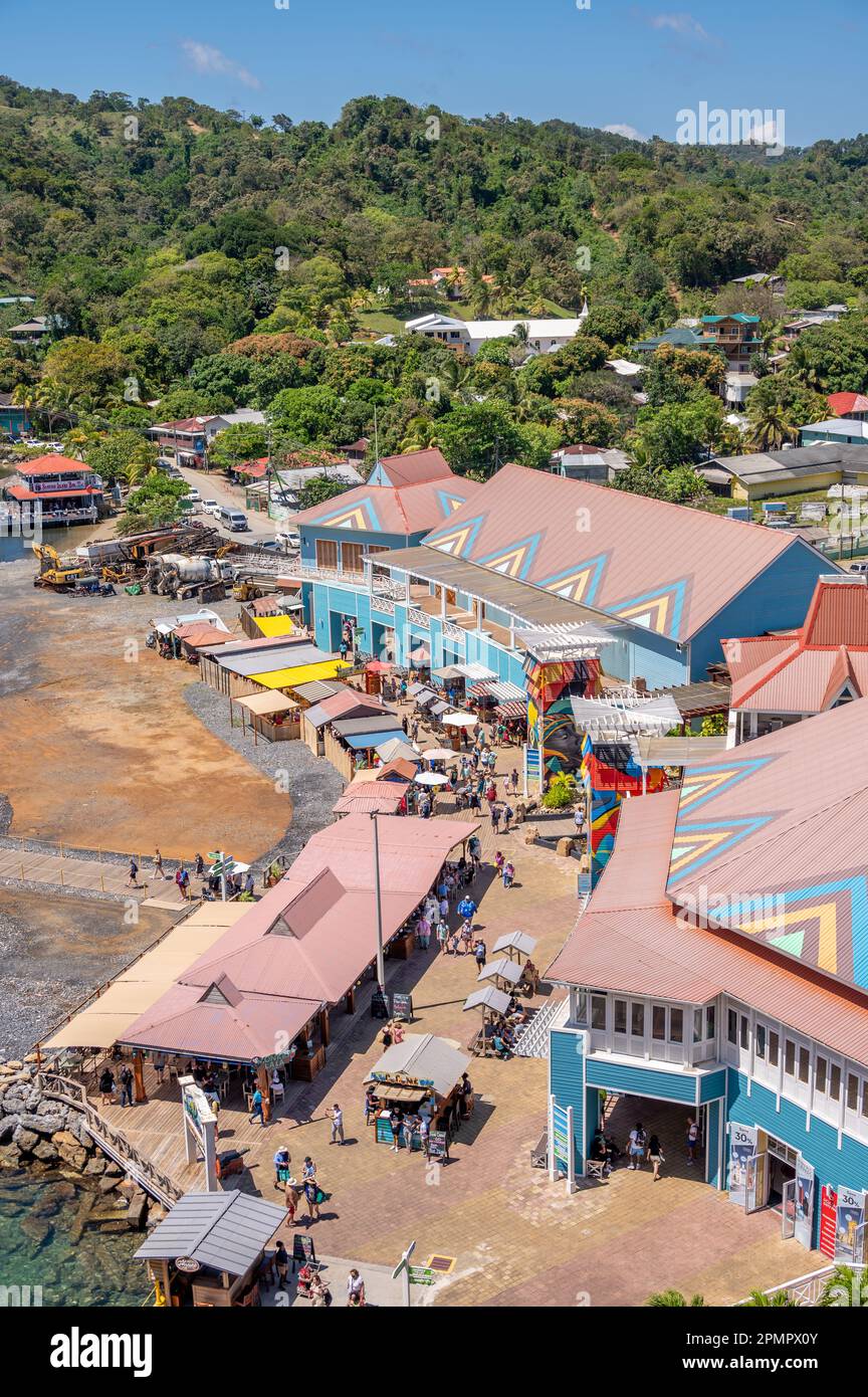 Roatan, Honduras - 30. März 2023: Kreuzfahrthafen in Roatan, Honduras. Stockfoto
