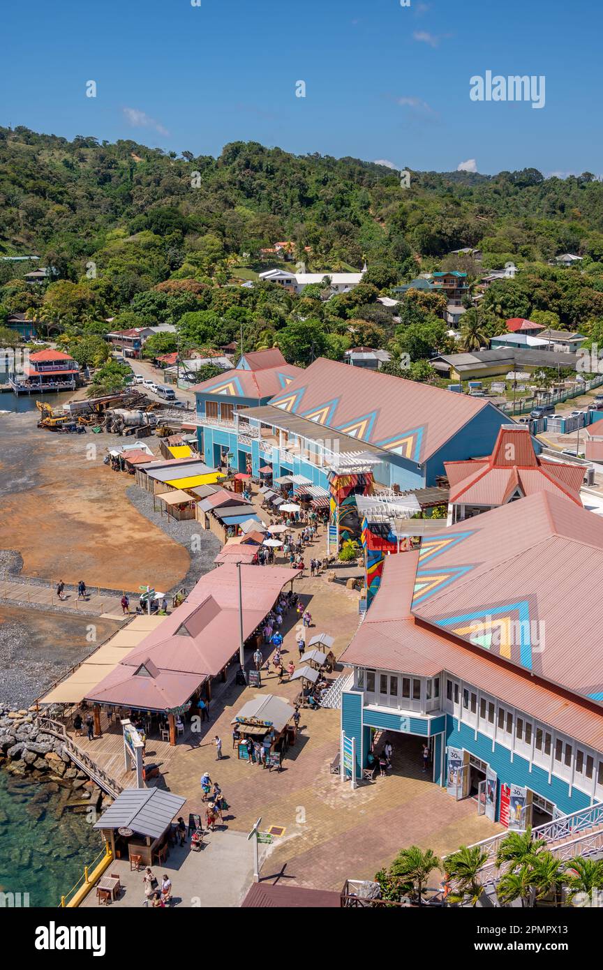 Roatan, Honduras - 30. März 2023: Kreuzfahrthafen in Roatan, Honduras. Stockfoto