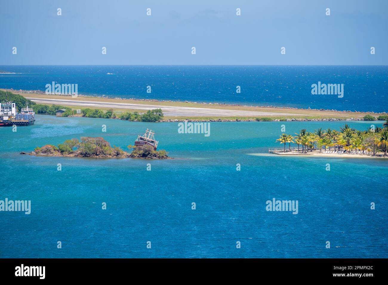 Blick auf die wunderschöne honduranische Stadt am Ufer von Roatan, wo sich der Kreuzfahrtanleger befindet. Stockfoto