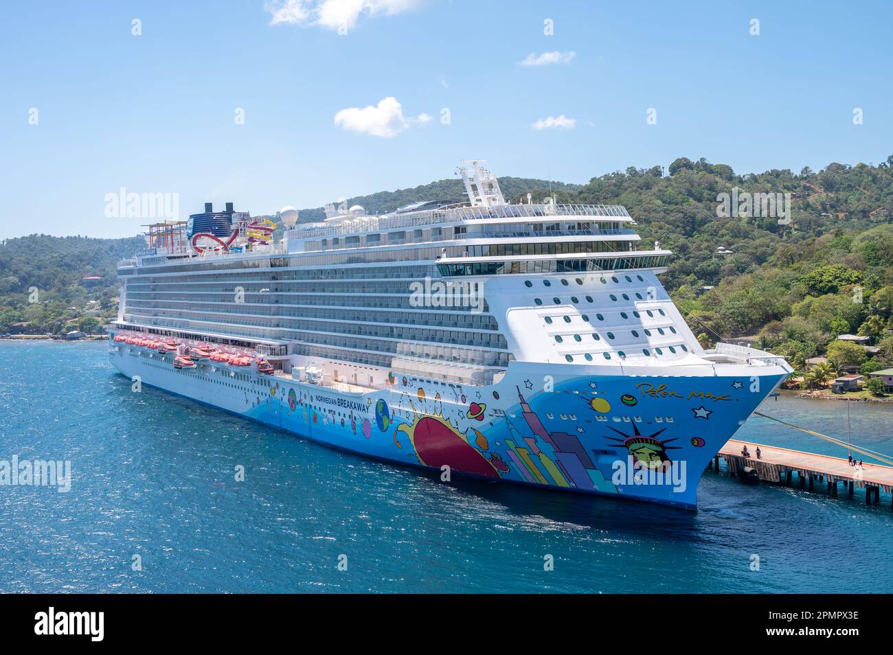 Roatan, Honduras - 30. März 2023: Kreuzfahrtschiff Norwegian Breakaway legt am Hafen von Roatan an. Stockfoto
