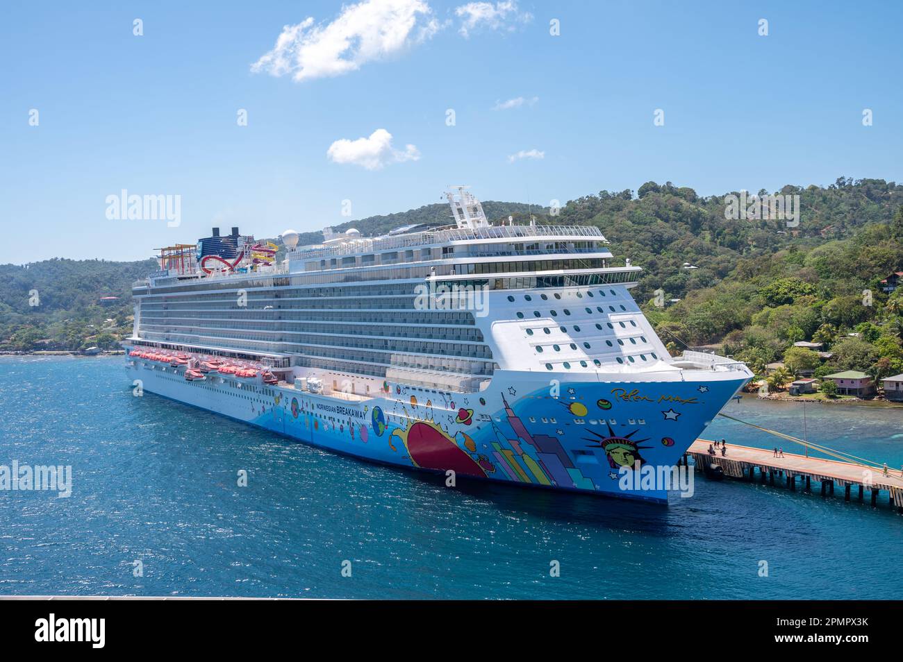 Roatan, Honduras - 30. März 2023: Kreuzfahrtschiff Norwegian Breakaway legt am Hafen von Roatan an. Stockfoto
