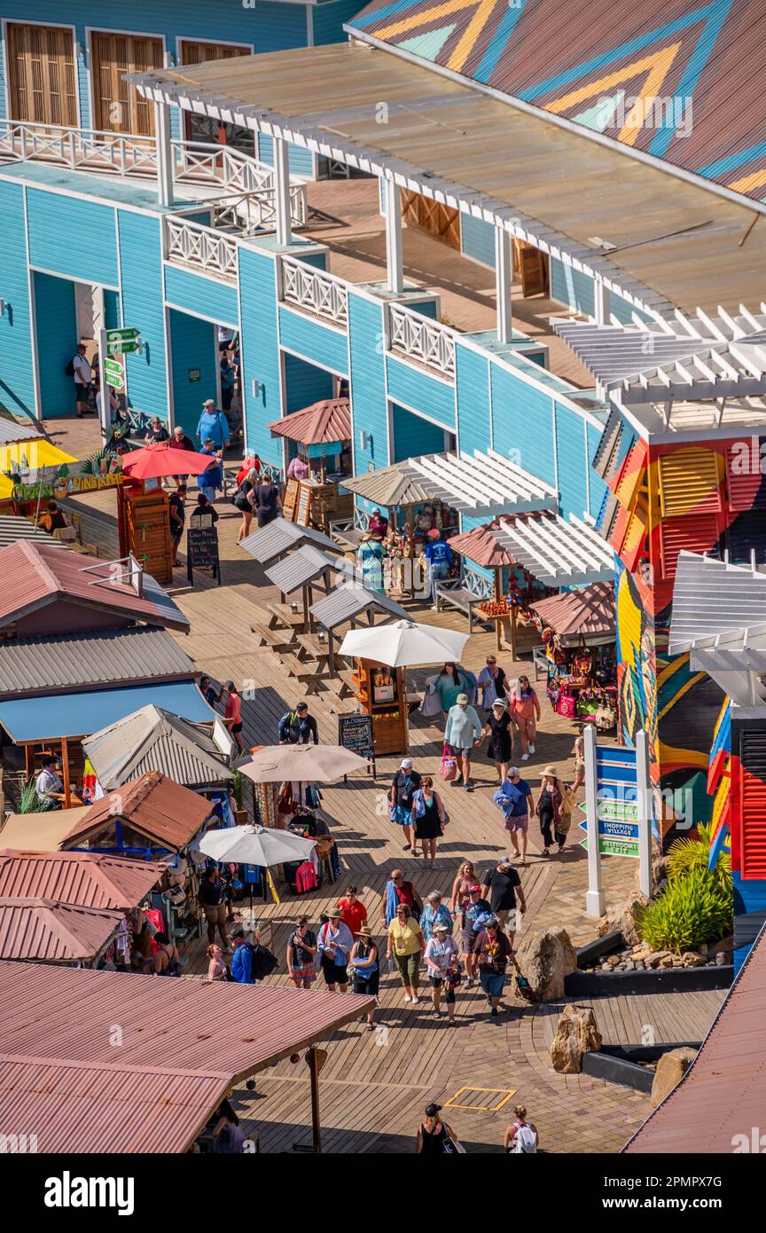 Roatan, Honduras - 30. März 2023: Kreuzfahrthafen in Roatan, Honduras. Stockfoto