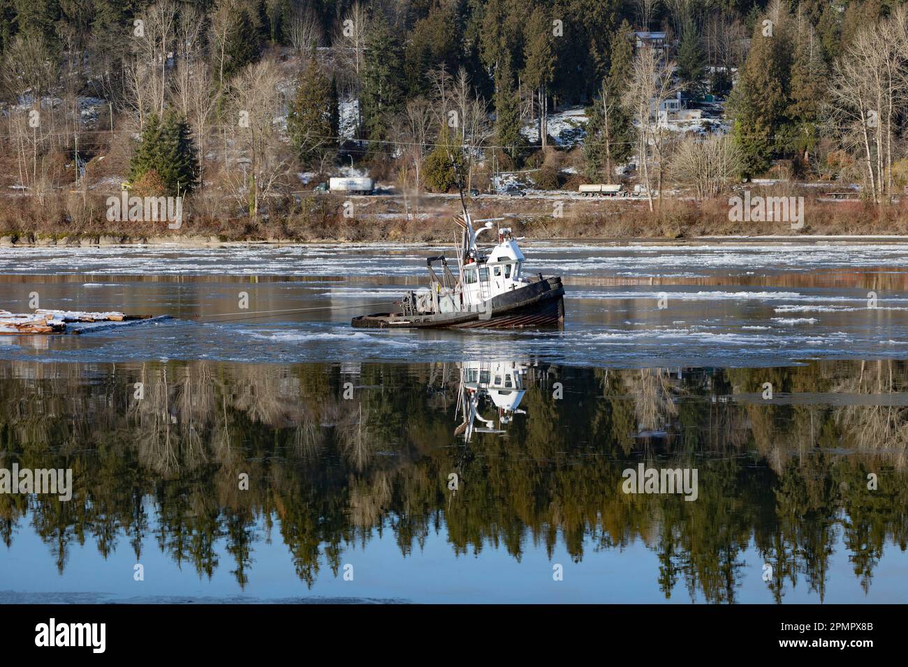 Boot sinkt im Wasser mit Eis vor der Küste; Langley, British Columbia, Kanada Stockfoto