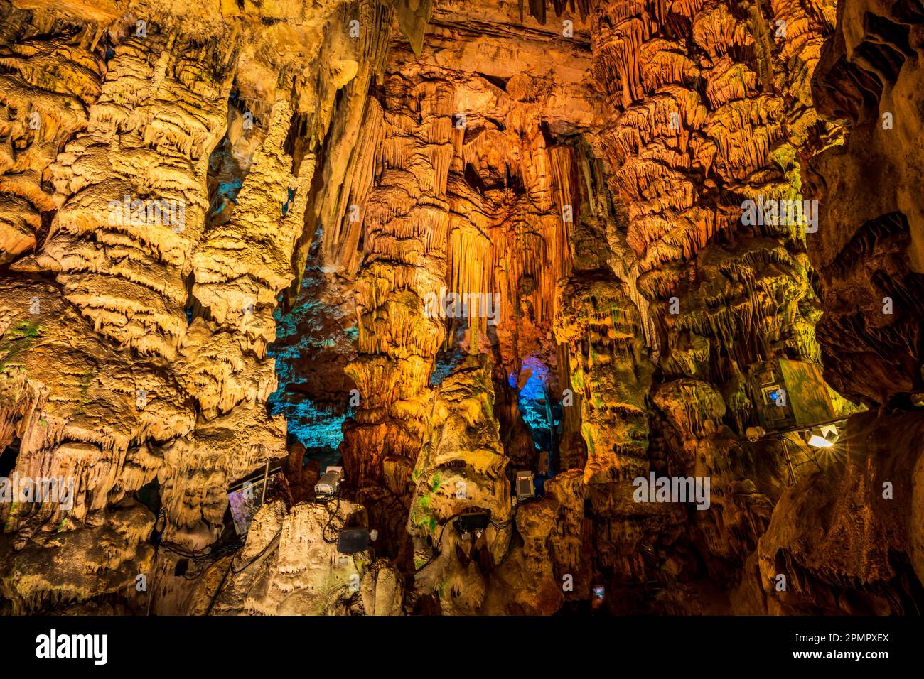 Beleuchtete natürliche unterirdische Felsformationen in St. Michaels Höhle in Gibraltar, Großbritannien Stockfoto