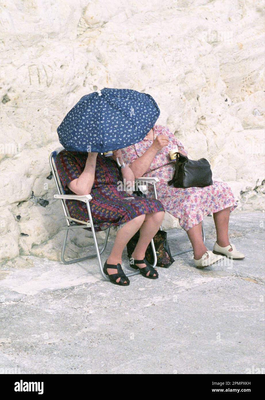 Zwei Frauen unter Dach Stockfoto