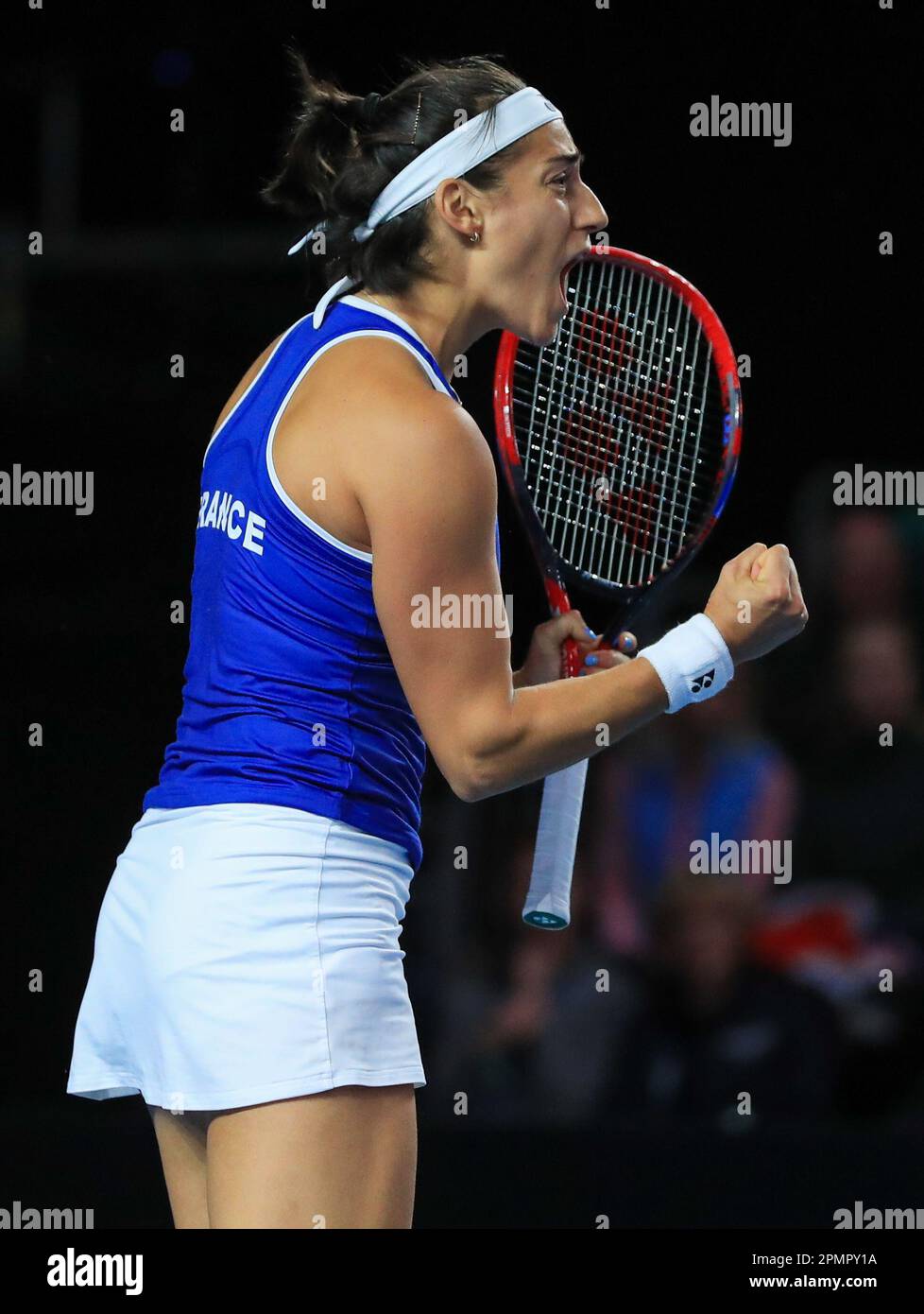 Die französische Caroline Garcia reagiert während des Qualifikationsspiels des Billie Jean King Cup zwischen Großbritannien und Frankreich in der Coventry Building Society Arena in Coventry. Foto: Freitag, 14. April 2023. Stockfoto