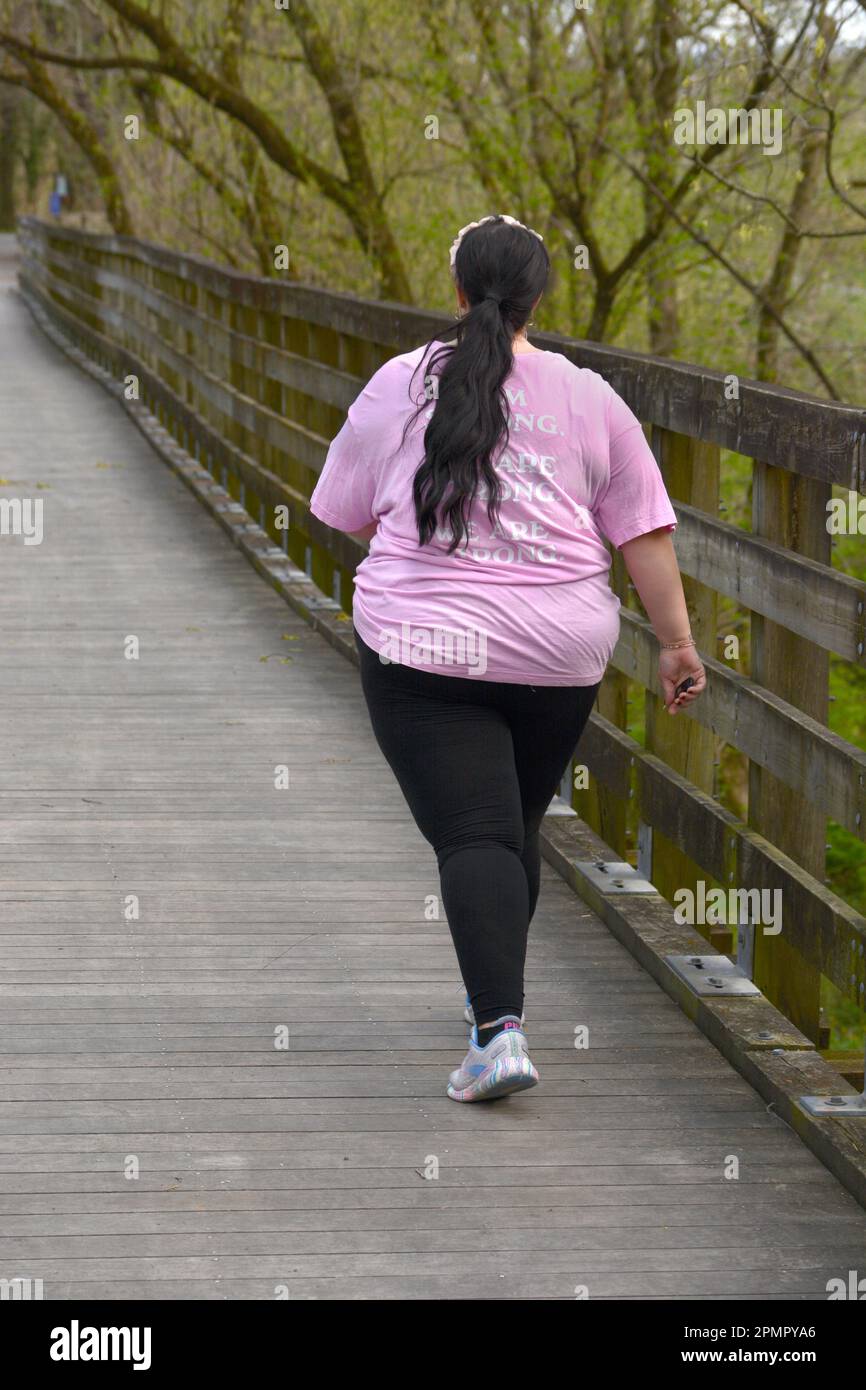 Eine Frau genießt einen Frühlingsspaziergang auf einem Wander- und Radweg in Abingdon, Virginia. Stockfoto