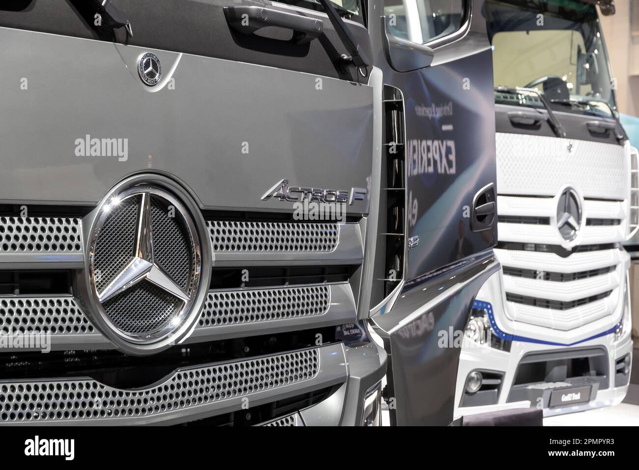 Mercedes Actros F Schwerlastwagen auf der IAA-Transportwagenmesse in Hannover. Deutschland - 20. September 2022 Stockfoto
