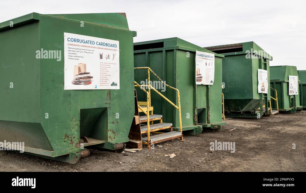 Fort Collins, CO, USA - 13. April 2023: Recyclingzentrum - eine Reihe grüner Stahlbehälter mit Hinweisschildern auf der Deponie von Larimer County. Stockfoto