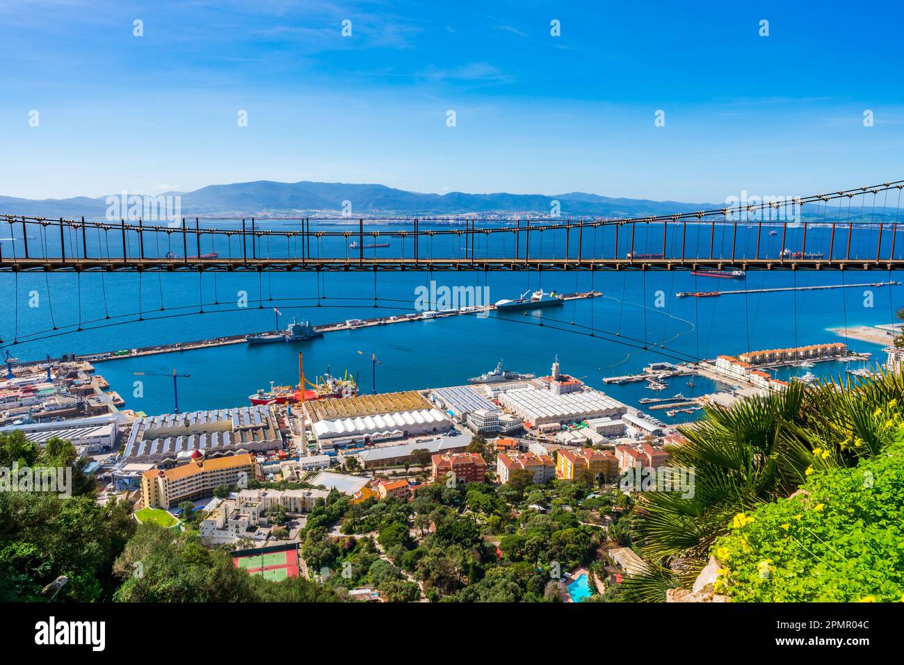 Panoramablick auf die Windsor-Hängebrücke mit der Stadt Gibraltar und der Bucht. UK Stockfoto