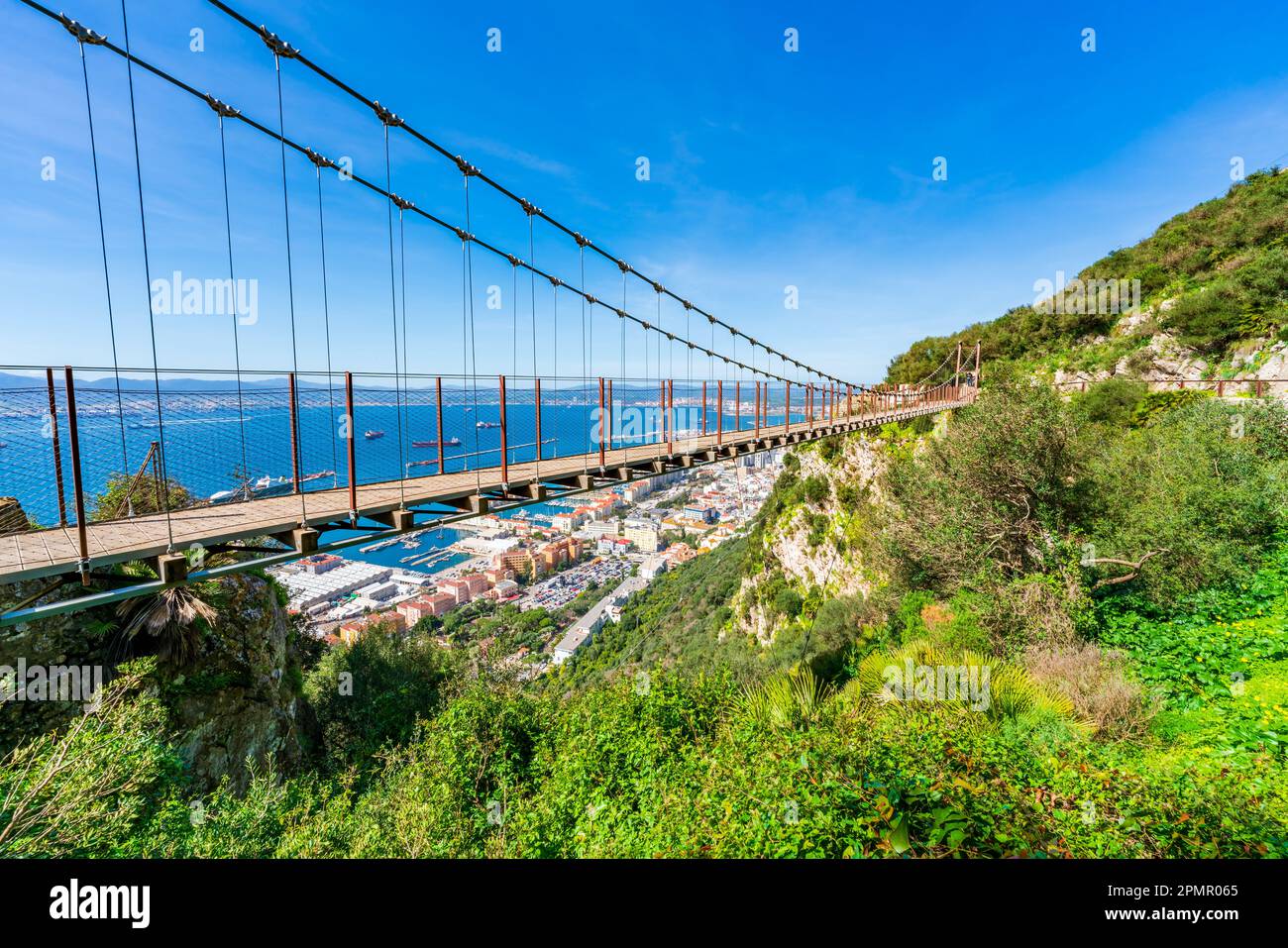 Panoramablick auf die Windsor-Hängebrücke mit der Stadt Gibraltar und der Bucht. UK Stockfoto