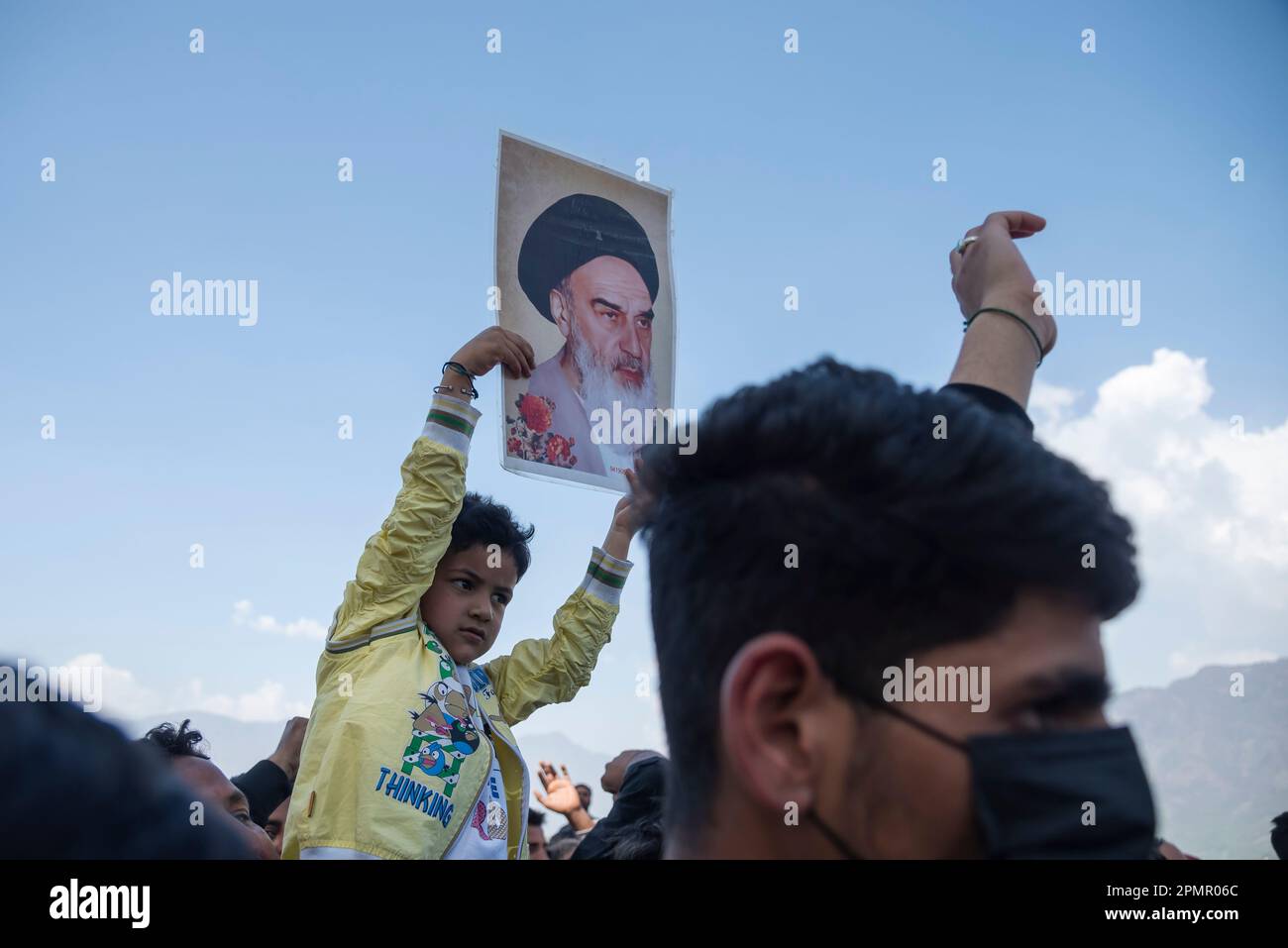 Srinagar, Indien. 14. April 2023. Ein Kind aus Kaschmir hat ein Foto des iranischen Revolutionsführers Ayatollah Ruhollah Khomeini während einer Rallye in Srinagar, die den Tag der Quds (Palästina) markiert. (Al-Qud) ist der arabische Name für Jerusalem. Der Al Quds Day, eine Initiative des verstorbenen iranischen Revolutionsführers Ayatollah Ruhollah Khomeini, wird weltweit am letzten Freitag des Heiligen Monats Ramadan gefeiert, um die Unterstützung der Palästinenser zu zeigen und Israel zu verurteilen. Kredit: SOPA Images Limited/Alamy Live News Stockfoto