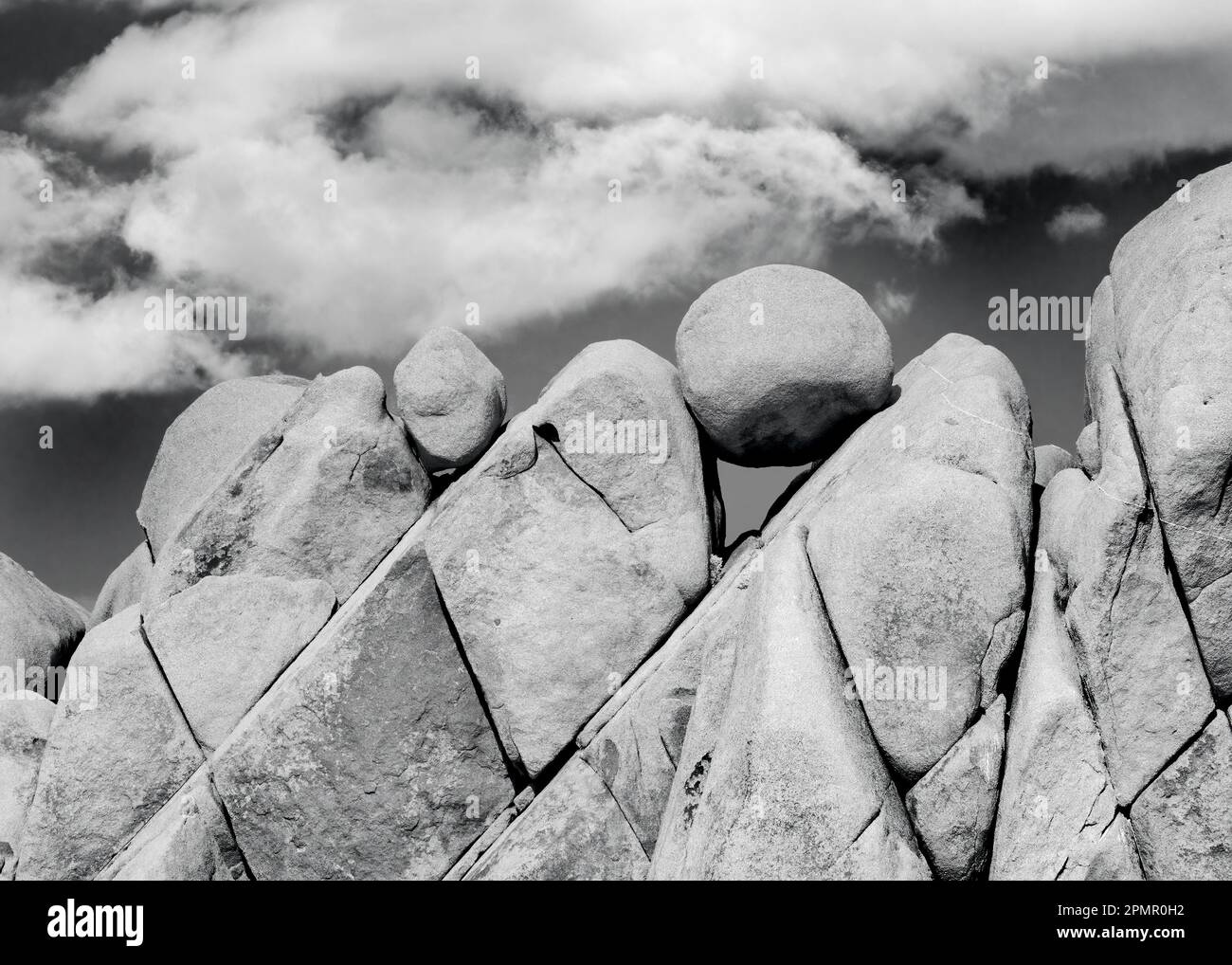 Foto der ungewöhnlichen Felsformation im Joshua Tree National Park, Kalifornien. Aufgenommen auf einem Canon R5 mit Sensorkonvertierung und einem 720nm-Infrarotfilter Stockfoto