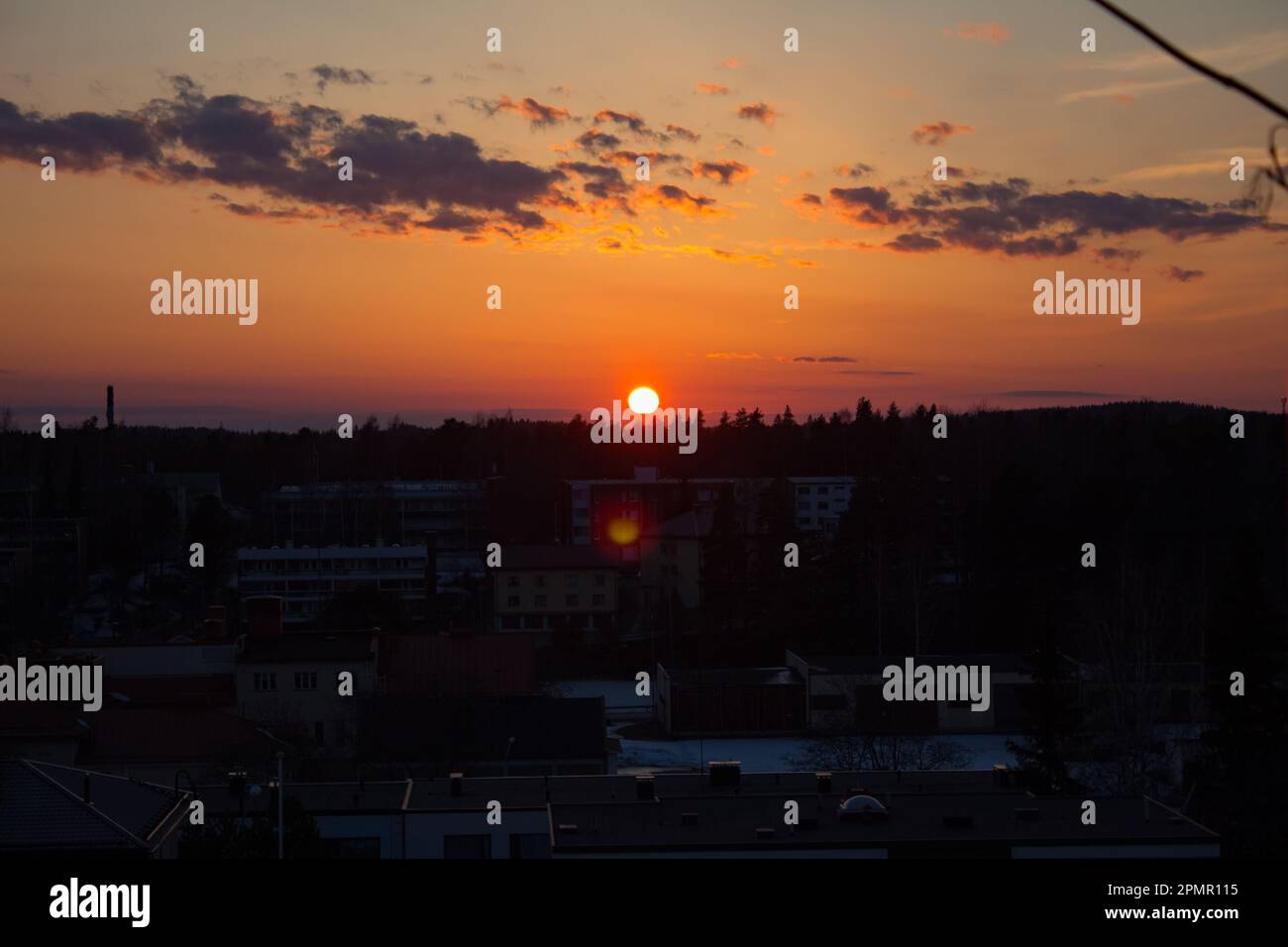 Sonnenuntergang und wunderschöner Blick auf die Stadt Stockfoto