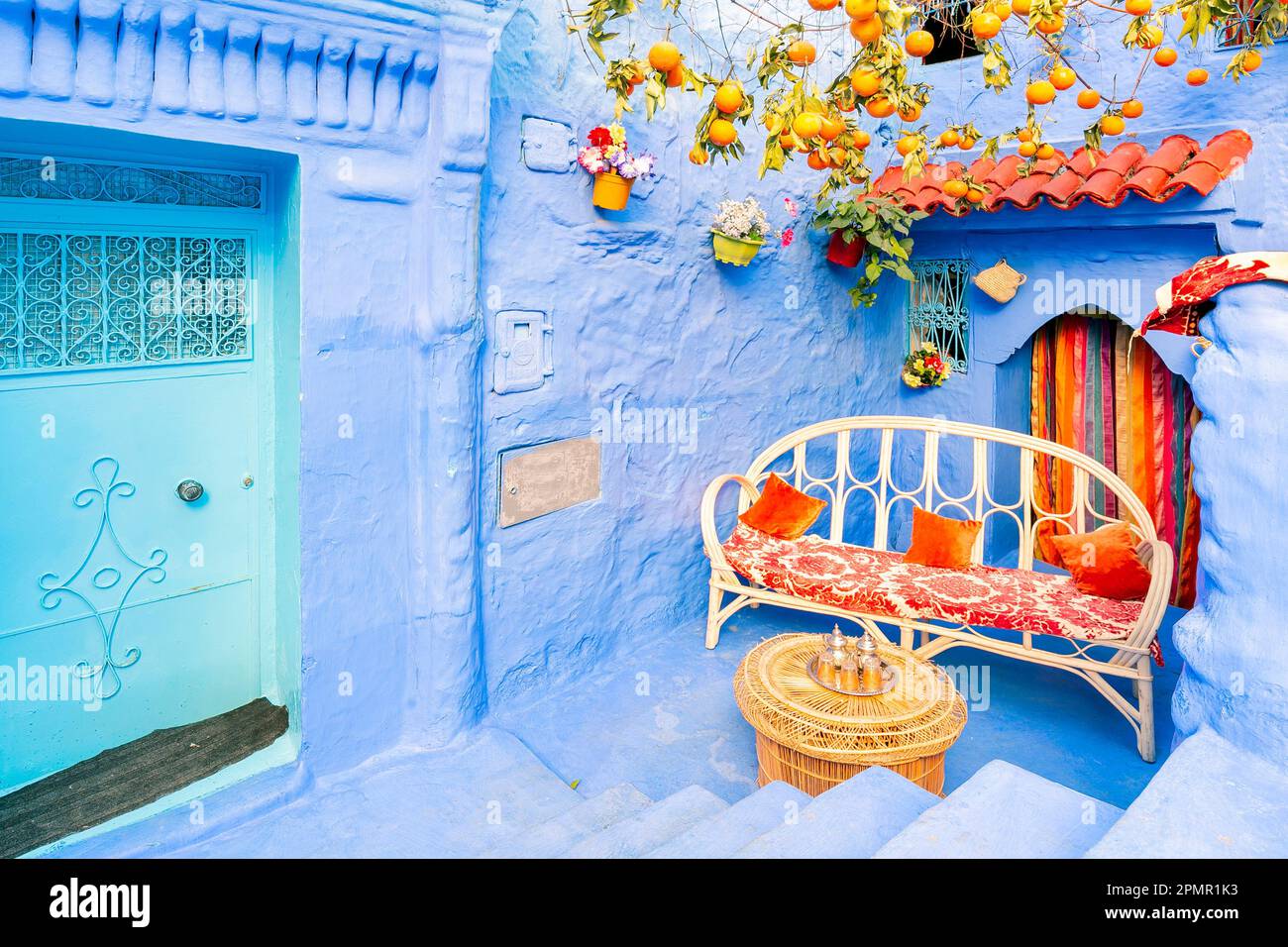Pfefferminztee Gastfreundschaft in Chefchaouen.Es ist eine Stadt im Nordwesten Marokkos. Es ist die Hauptstadt der gleichnamigen Provinz und bekannt für ihre Erbauung Stockfoto