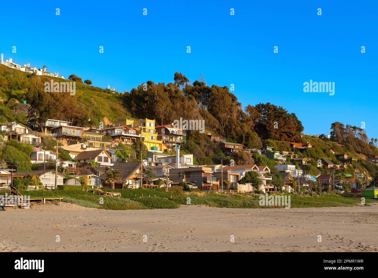 Panoramablick auf den Badeort Maitencillo, Region V, Chile Stockfoto