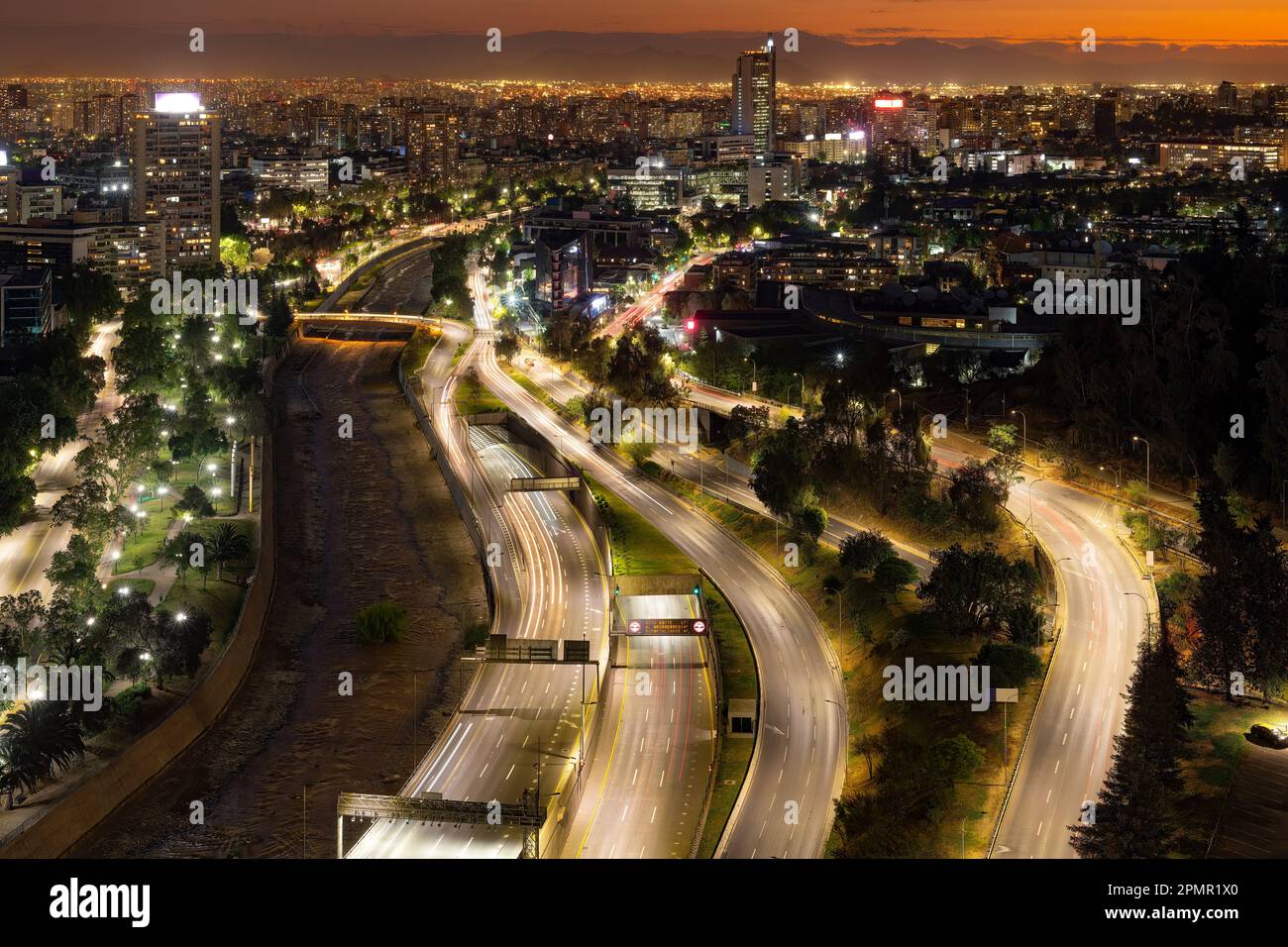 Erhöhte Aussicht auf die Innenstadt von Santiago de Chile bei Sonnenuntergang. Stockfoto