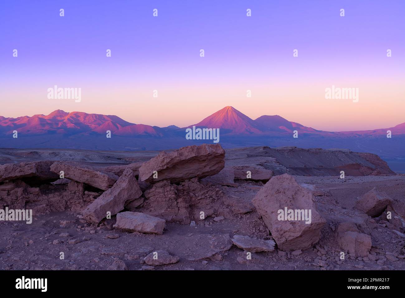 Licancabur Vulkan und altiplano in der Dämmerung in der Atacama Wüste, Chile Stockfoto