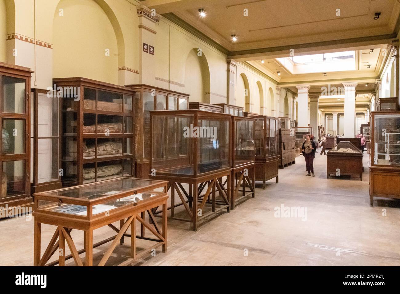 Eine Ausstellung mit einer Sammlung von Särgen und Sarkophagen im Museum für Ägyptische Antiken in Kairo, Ägypten Stockfoto