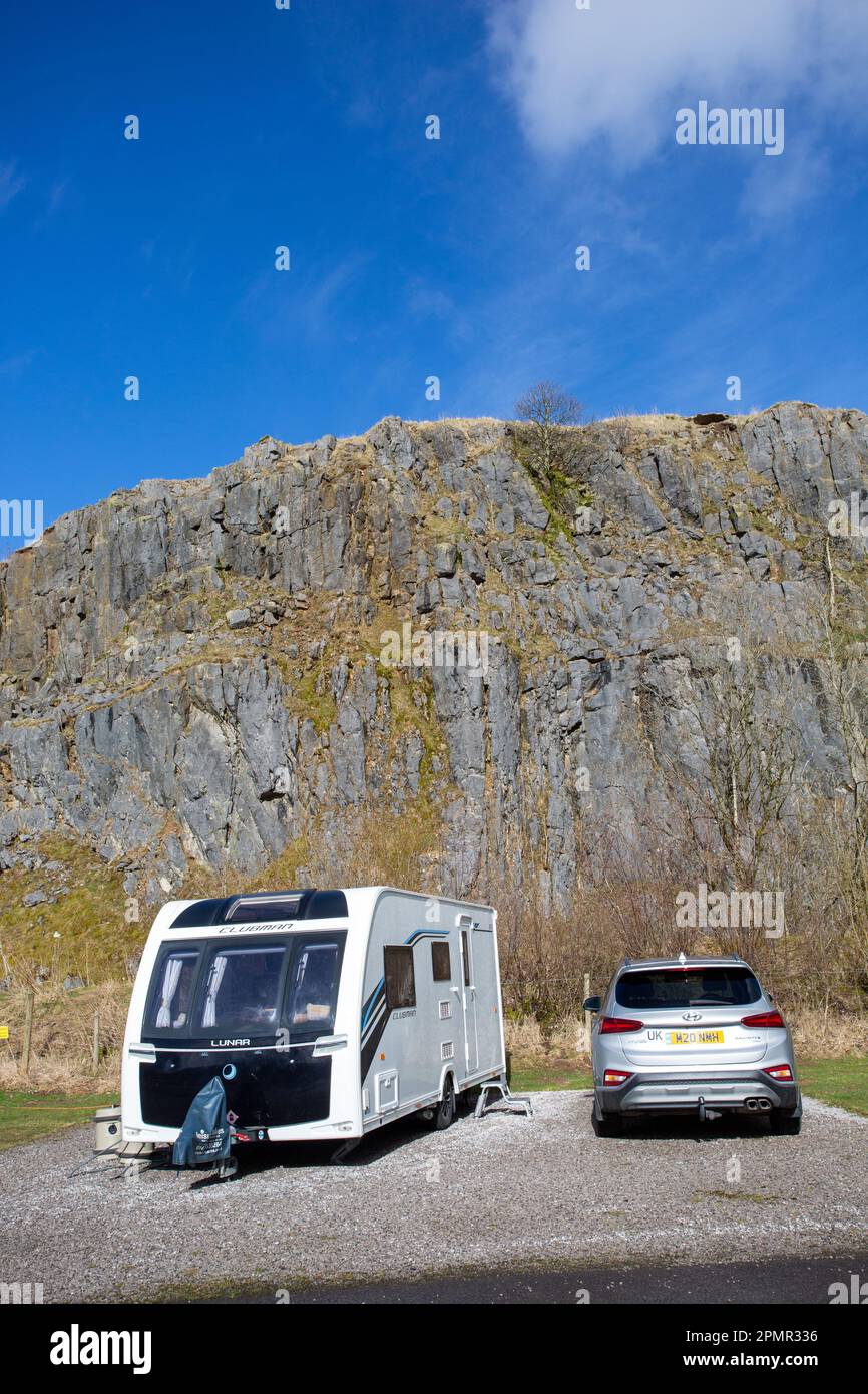 Der Wohnwagen- und Wohnmobil-Club-Campingplatz im Grin Low oberhalb der Derbyshire-Kurstadt Buxton liegt in einem alten Steinbruch Stockfoto