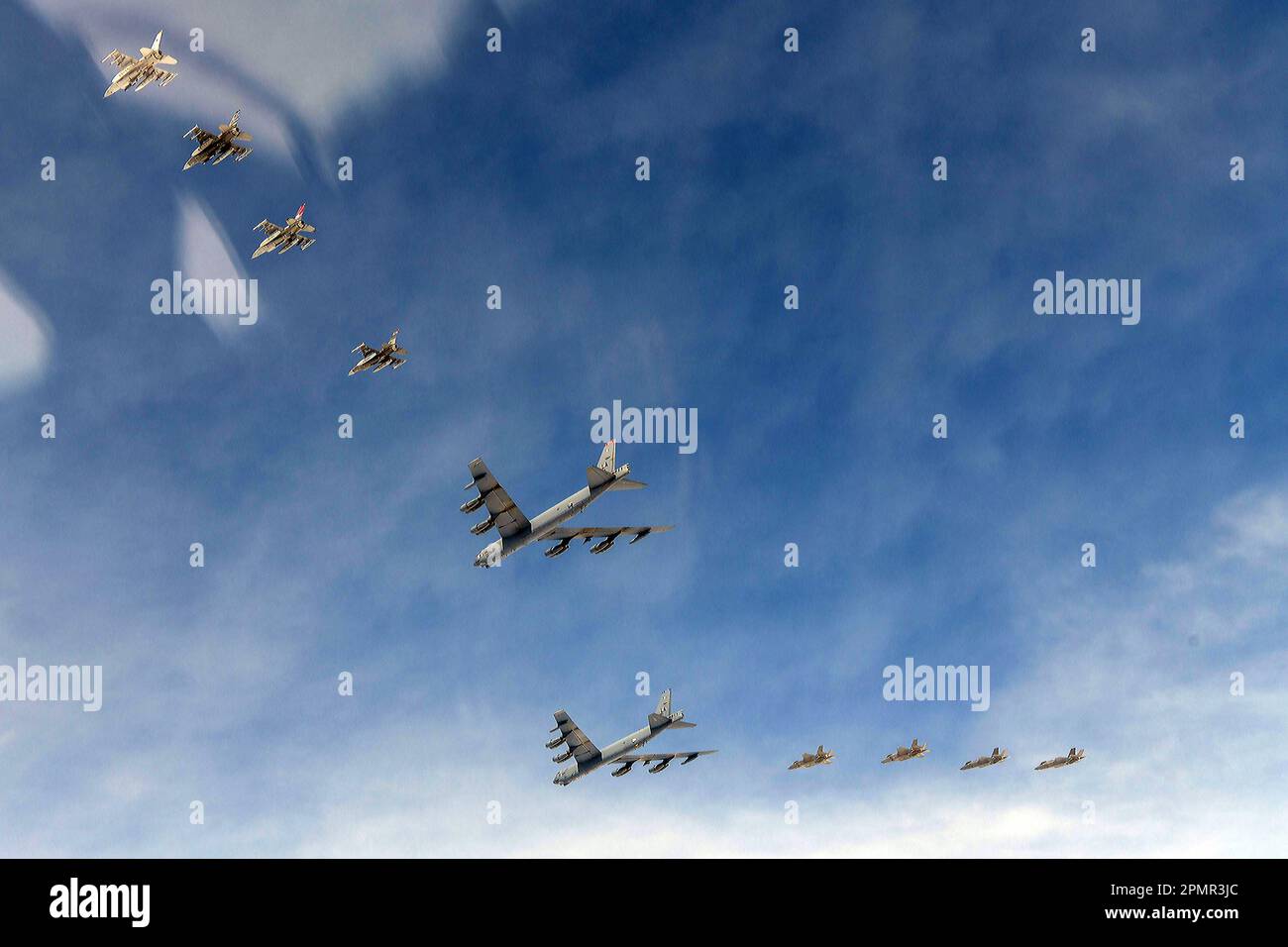 USA B-52H-Bomber, Center- und F-16-Kampfflugzeuge und F-35A-Kampfflugzeuge der südkoreanischen Luftwaffe, rechts unten, fliegen am 14. April 2023 bei einer gemeinsamen Flugübung in Südkorea über die koreanische Halbinsel. Nordkorea hat erfolgreich die Hwasong-18 getestet, eine neue interkontinentale Rakete mit festem Brennstoff, die den Feinden des Regimes "extreme Unruhe und Schrecken bereiten wird", sagte die nordkoreanische Regierung am Freitag. Foto: Südkoreanisches Verteidigungsministerium/UPI Kredit: UPI/Alamy Live News Stockfoto