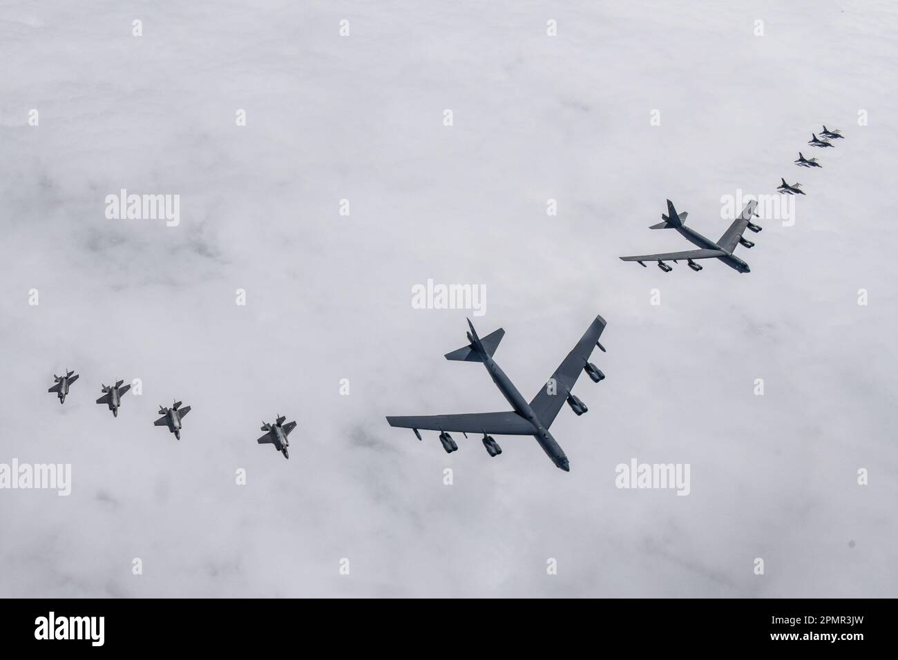 USA B-52H-Bomber, Center- und F-16-Kampfflugzeuge und F-35A-Kampfflugzeuge der südkoreanischen Luftwaffe, links unten, fliegen am Freitag, den 14. April 2023 bei einer gemeinsamen Flugübung in Südkorea über die koreanische Halbinsel. Nordkorea hat erfolgreich die Hwasong-18 getestet, eine neue interkontinentale Rakete mit festem Brennstoff, die den Feinden des Regimes "extreme Unruhe und Schrecken bereiten wird", sagte die nordkoreanische Regierung am Freitag. Foto: Südkoreanisches Verteidigungsministerium/UPI Kredit: UPI/Alamy Live News Stockfoto