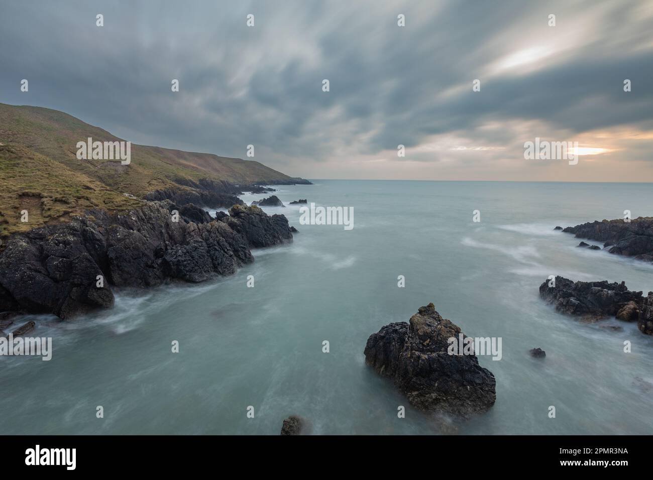 Küstenklippen in Porthor (Whistling Sands), Llyn Peninula, Wales Stockfoto