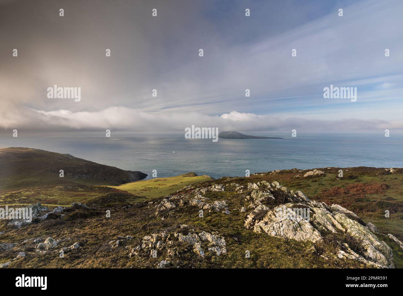 Blick auf Ynys Enlli (Bardsey Island) von Mynydd Mawr, Llyn Peninsula, Wales Stockfoto