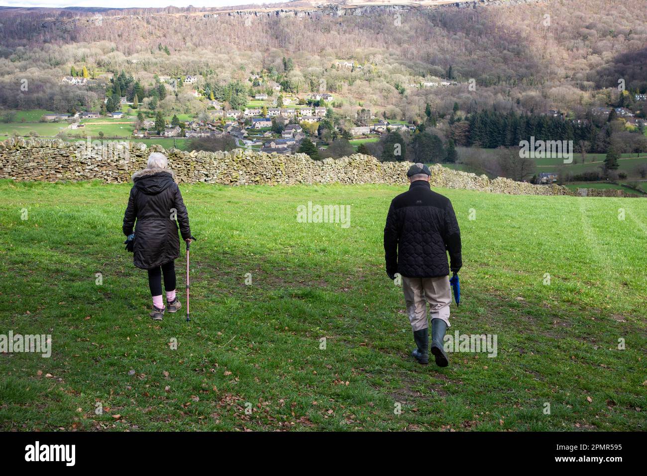 Ältere Rentner, die in den Hügeln des Derbyshire Peak District über dem Dorf Froggott spazieren Stockfoto