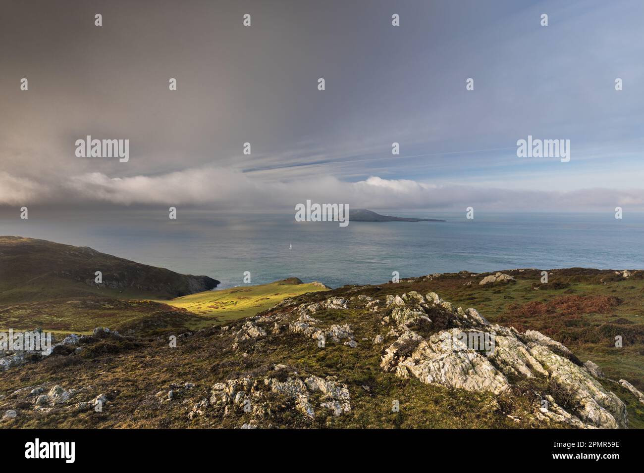 Blick auf Ynys Enlli (Bardsey Island) von Mynydd Mawr, Llyn Peninsula, Wales Stockfoto