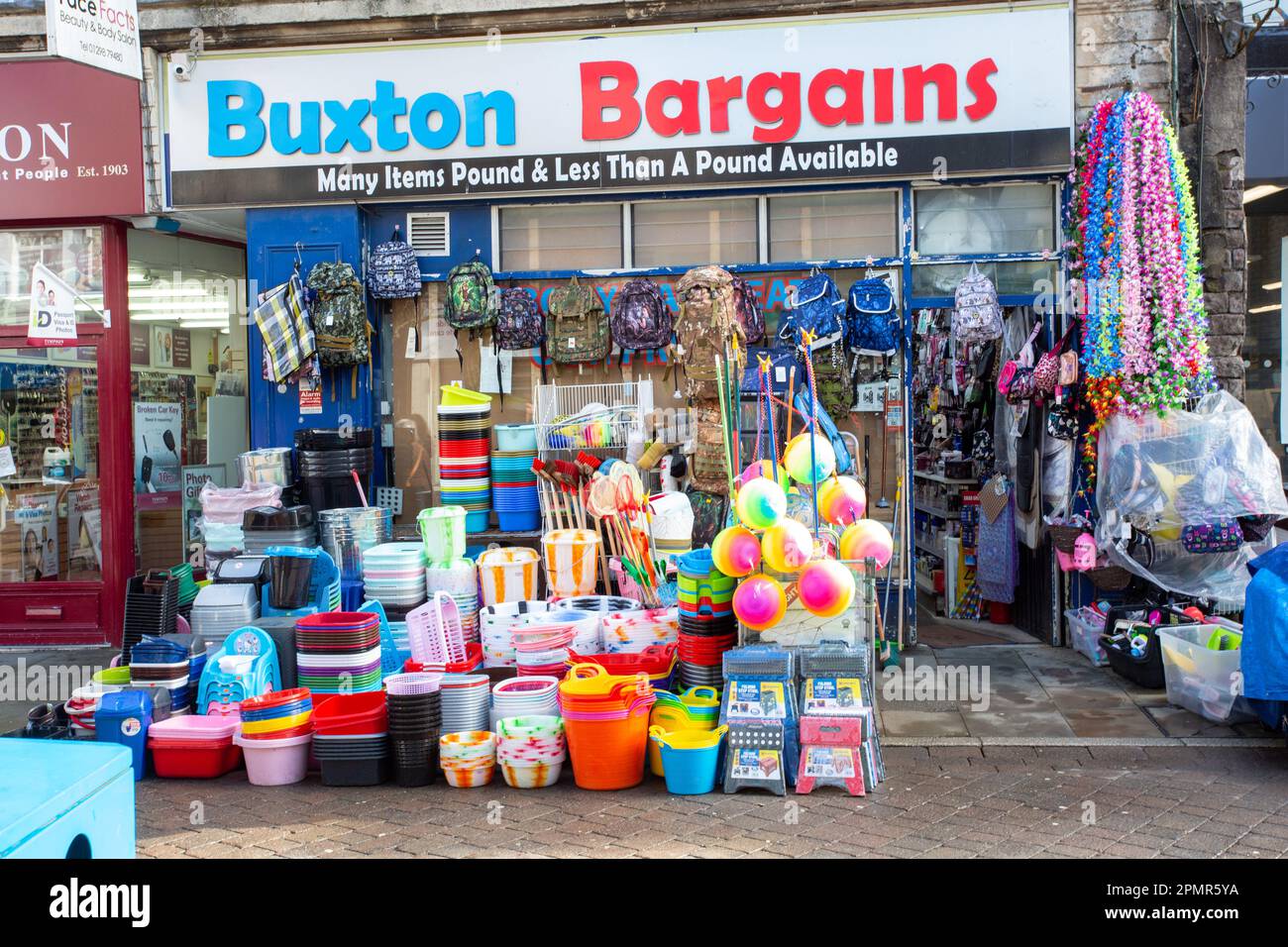 Buxton verhandelt in einem Geschäft in der Stadt Buxton in Derbyshire, wo alles Mögliche mit vielen Artikeln bis zu £1 verkauft wird Stockfoto