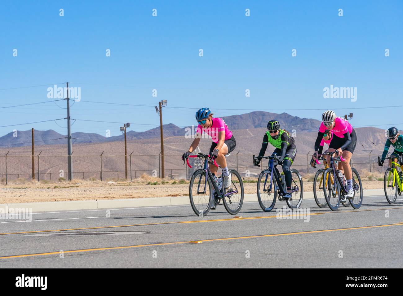 Victorville, CA, USA – 25. März 2023: Gruppe von Frauen beim Straßenradrennen beim Majestic Cycling am Southern California Logistics Airpor Stockfoto