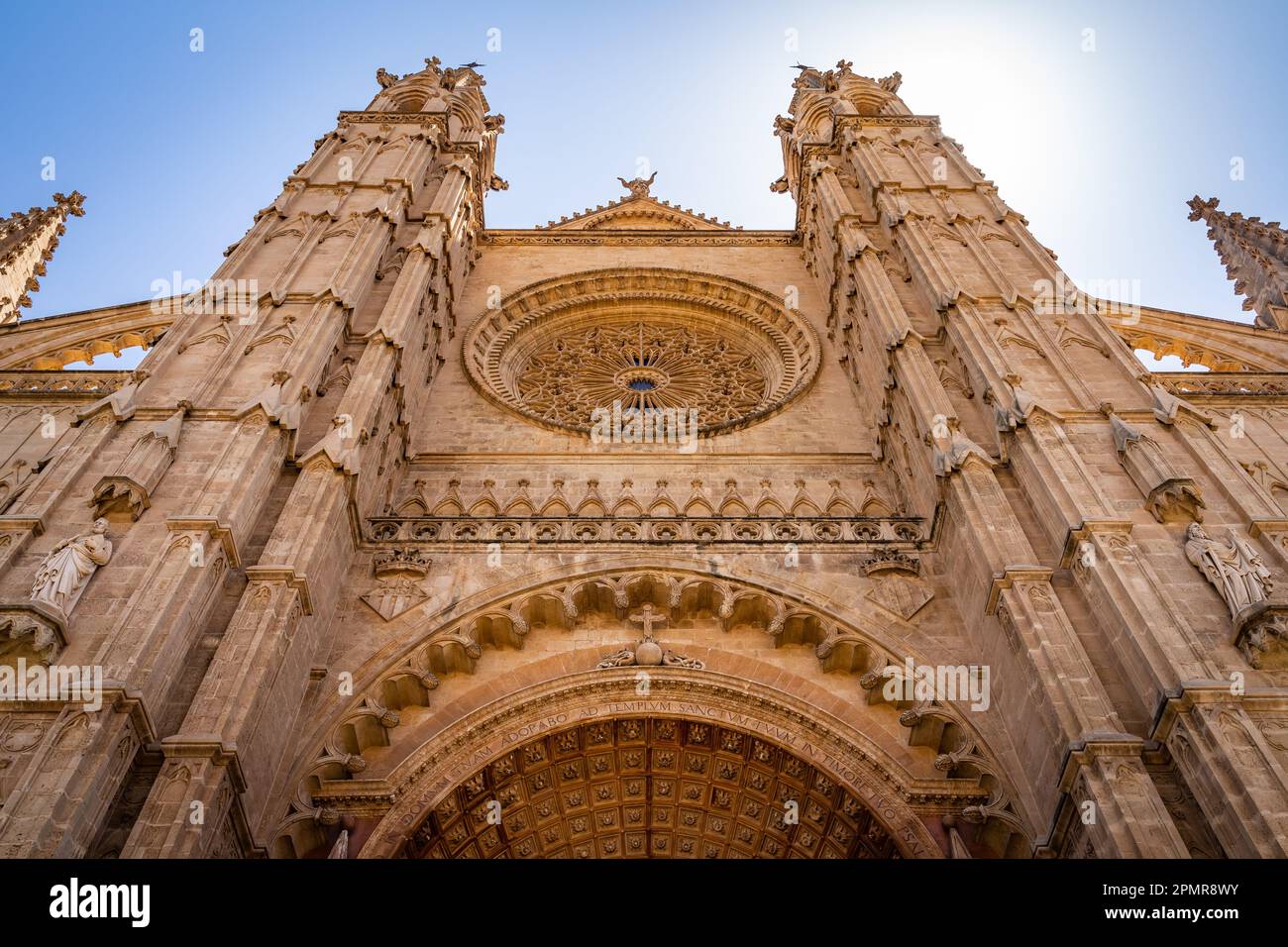 Symmetrische Fassade der Kathedrale Santa Maria in Palma, Mallorca Stockfoto