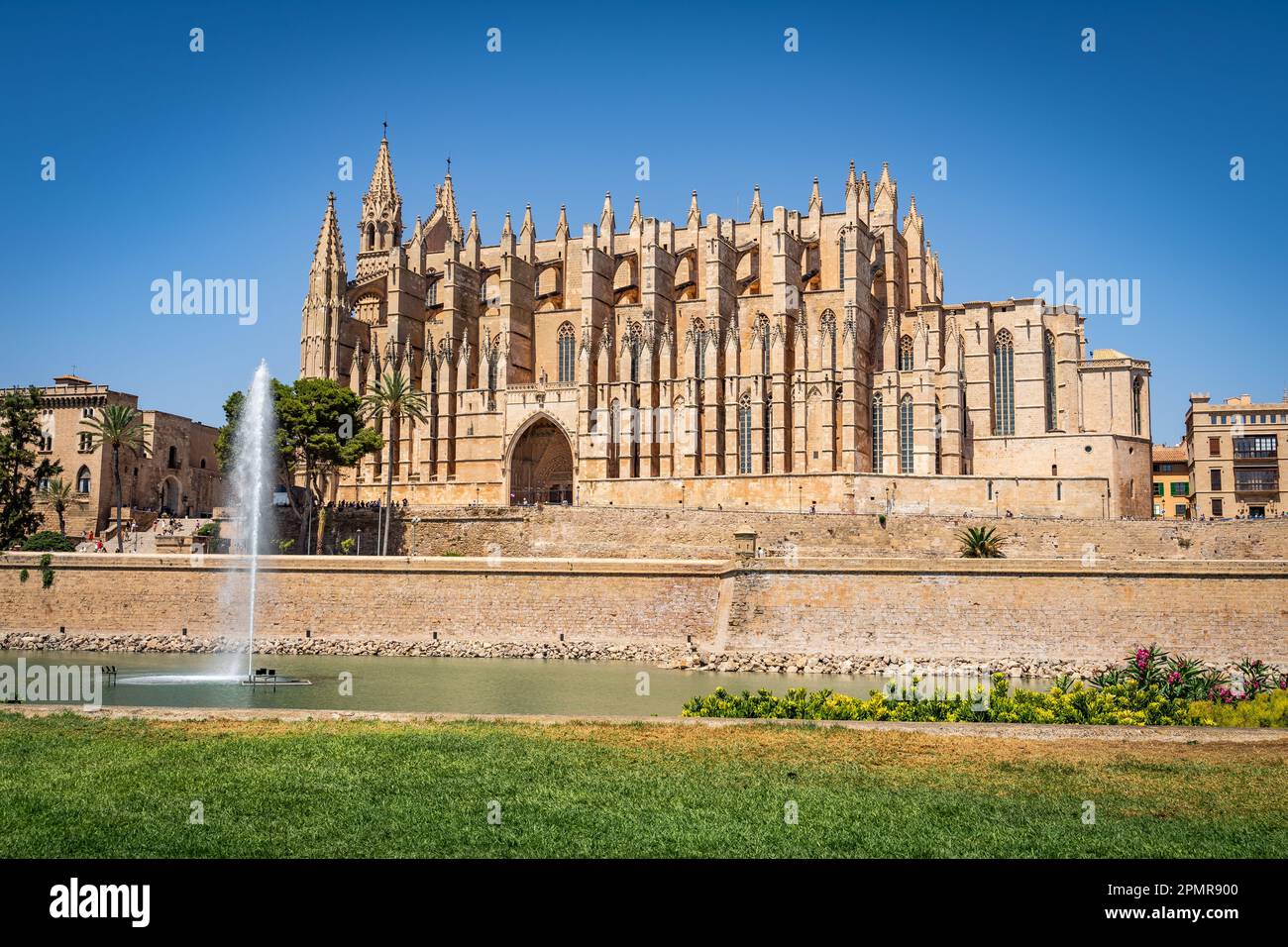 Die Seite der Kathedrale Santa Maria in Palma mit einem Brunnen und dem königlichen Palast von La Almudaina Stockfoto