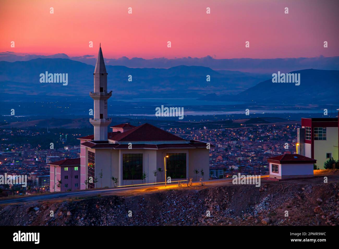 Am nächsten Abend ging ich nach Beydağı und fotografierte das Zentrum von Malatya, Battalgazi und den Karakaya-Staudamm von der neu gegründeten Siedlung dort. Stockfoto