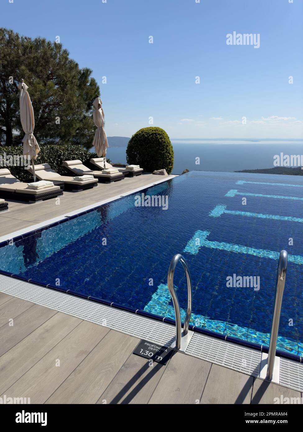 Ein wunderschöner Blick auf den See vom 'Infinity Pool' Stockfoto