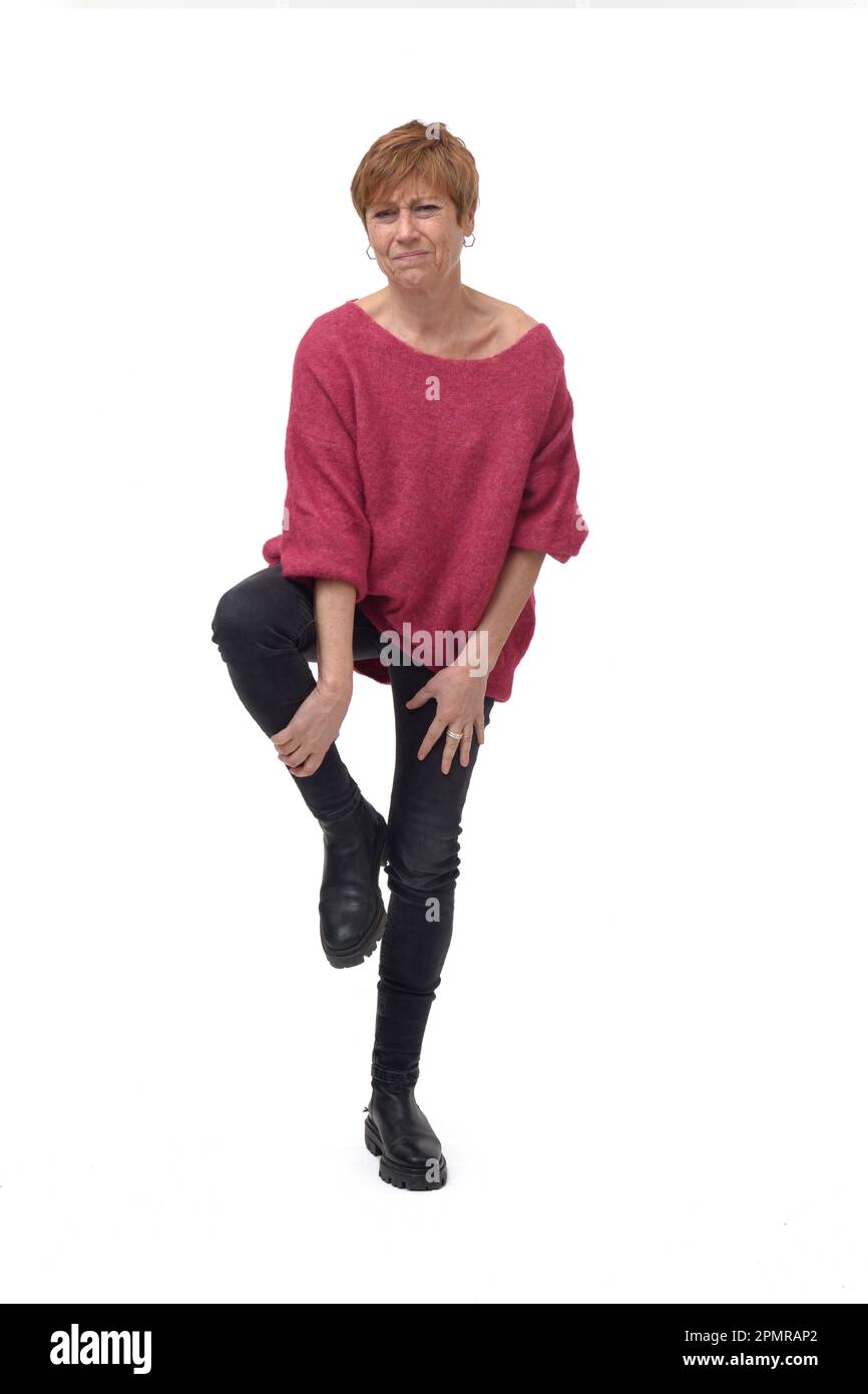 Ganzlängenporträt einer Frau mit Beinschmerzen isoliert auf Weiß Stockfoto
