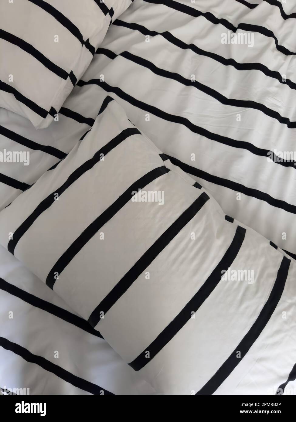Schwarz-weiß gestreifte Bettüberwürfe Stockfoto