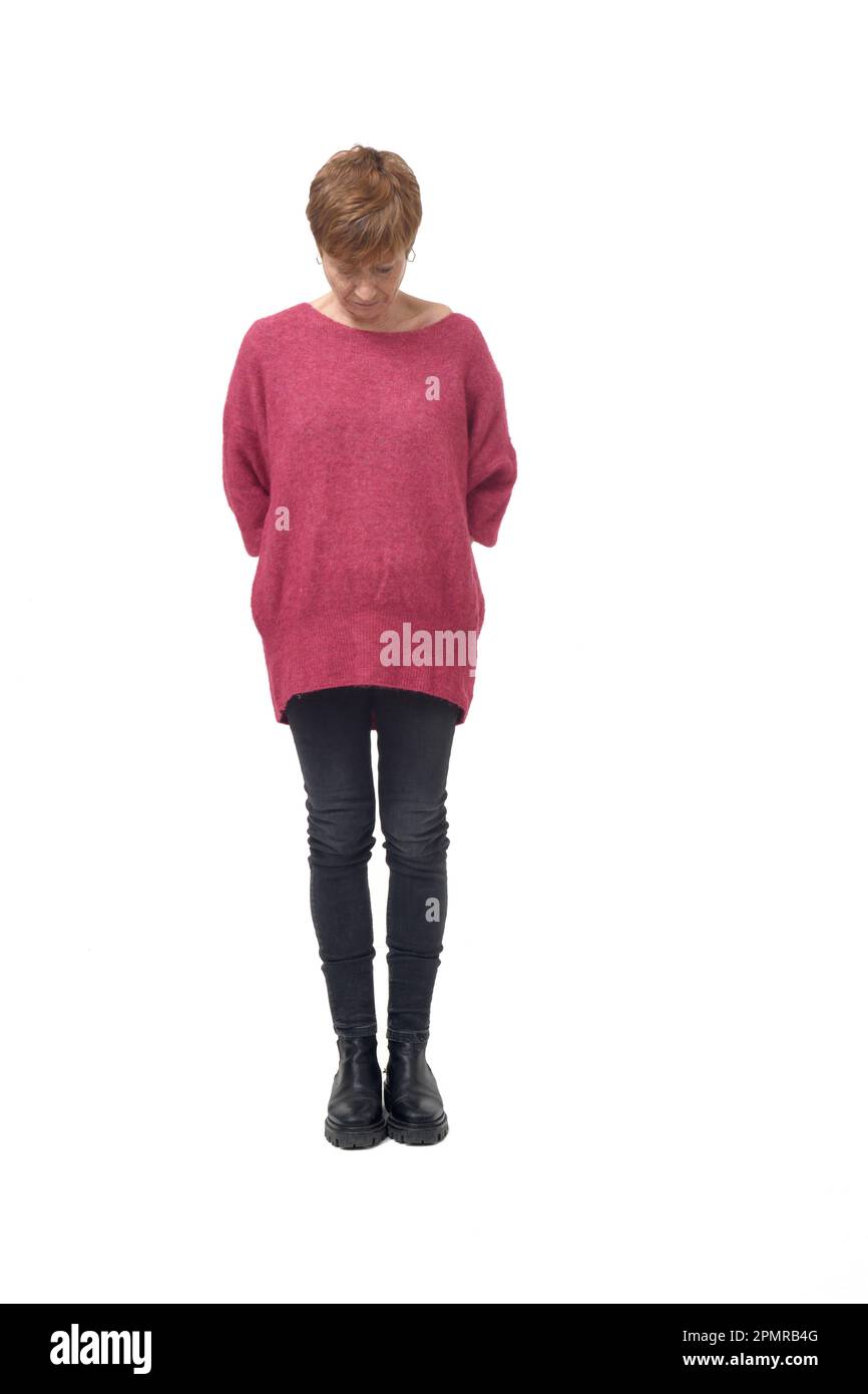 Vorderansicht des Porträts einer stehenden Frau in voller Länge mit Blick nach unten auf weißen Hintergrund Stockfoto